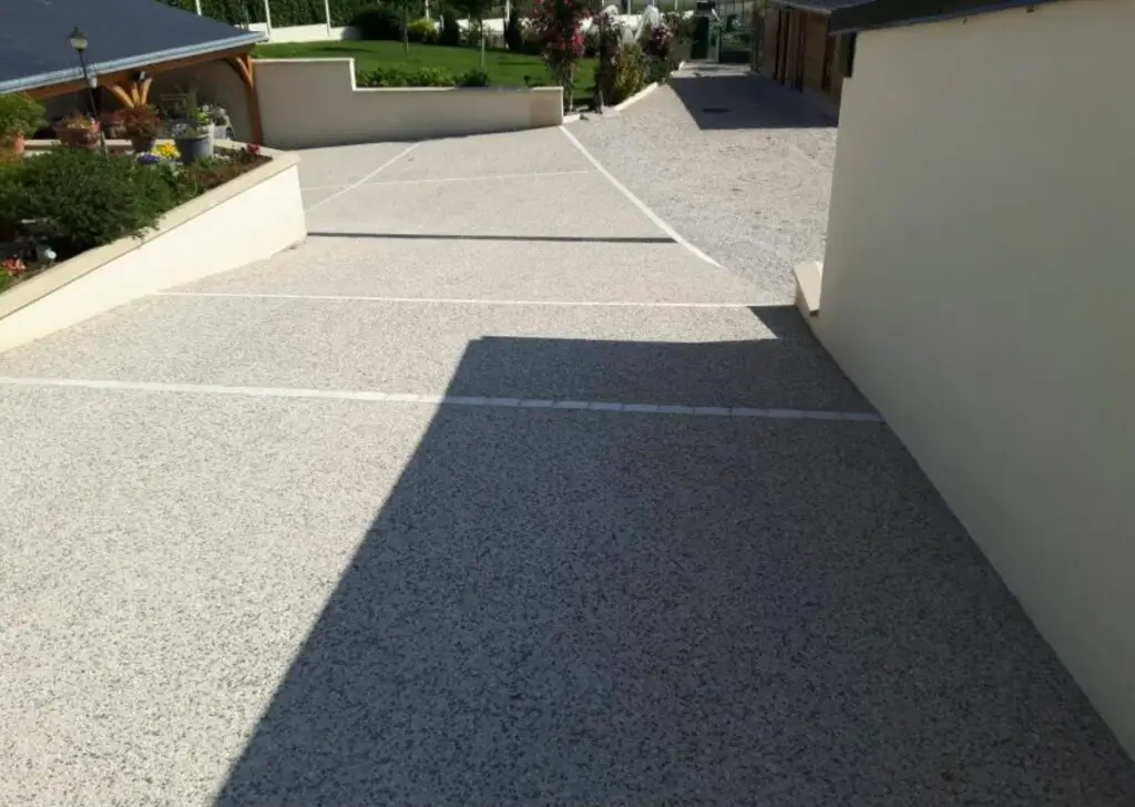 Allée en béton désactivé, propre.