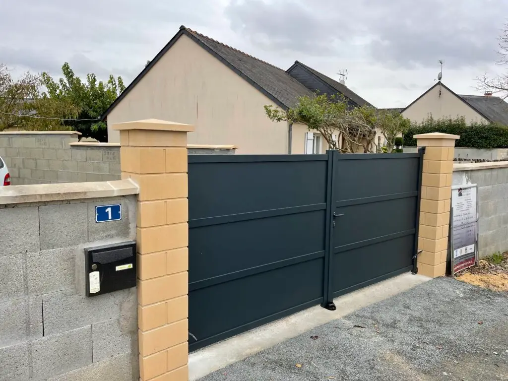 Pose d'un portail sur piliers