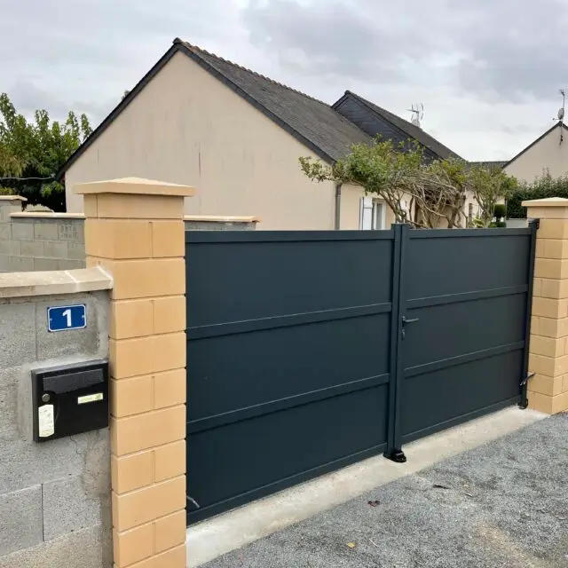 Pose d'un portail sur piliers