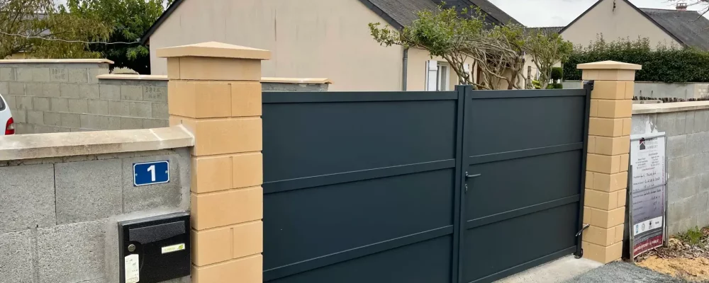 Pose d'un portail sur piliers